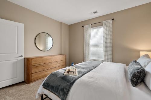 En eller flere senge i et værelse på Cozy Dublin 2BR 1st Floor Easy Free Parking!