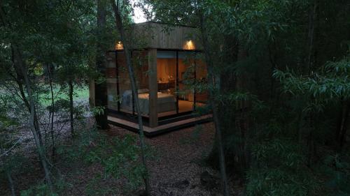 En have udenfor Tiny house en pleno bosque a metros de la laguna