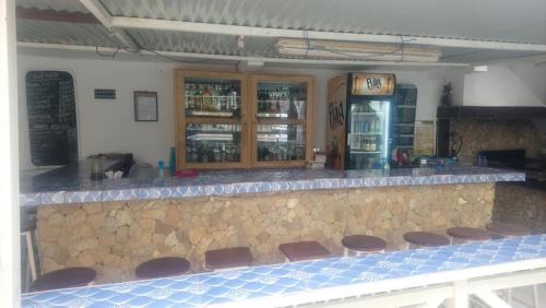 een bar met bruine stoelen in een restaurant bij Villa Romaine in Toubab Dialaw