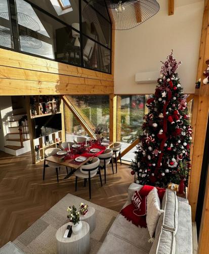 een woonkamer met een kerstboom in een huis bij The Hope Firiza in Firiza