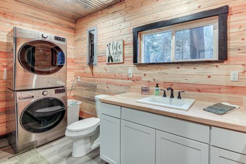 Et badeværelse på Hot Tub and Fire Pit Getaway on Pend Oreille River