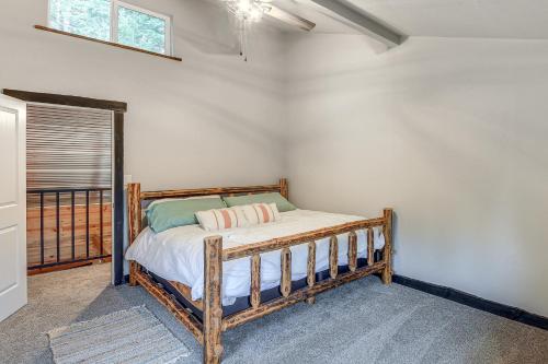 En eller flere senge i et værelse på Hot Tub and Fire Pit Getaway on Pend Oreille River