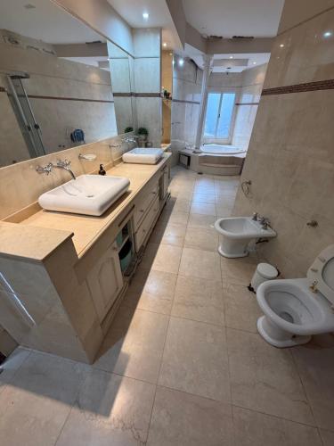 a large bathroom with two sinks and a toilet at Casa quinta in La Banda