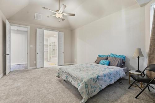 ein Schlafzimmer mit Bett und Deckenventilator in der Unterkunft Near Lake Conroe • Private Yard • Pet Friendly in Keenan