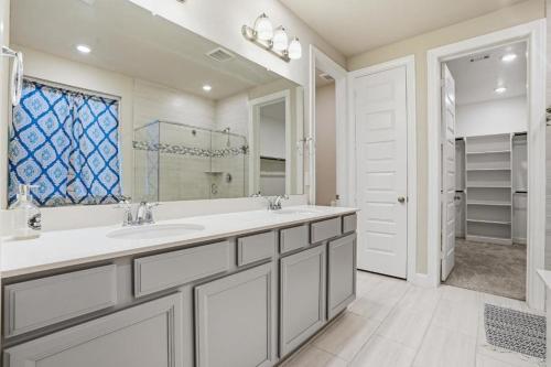 ein Badezimmer mit zwei Waschbecken und einem großen Spiegel in der Unterkunft Near Lake Conroe • Private Yard • Pet Friendly in Keenan