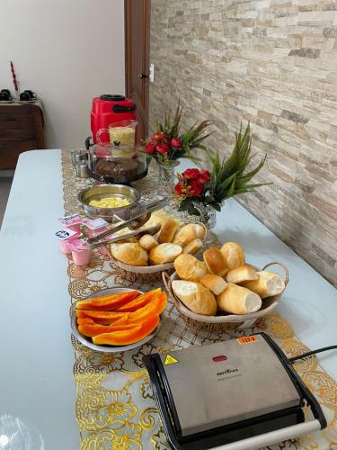 un tavolo con due cestini di pane e verdure sopra di Alpes de Vinhedo a Vinhedo