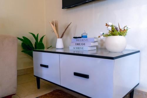 TV a/nebo společenská místnost v ubytování Modern Oasis 5 Mins to Acacia Mall CJs and Padel