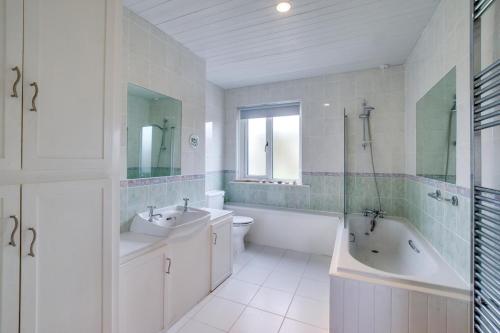 Et badeværelse på 2 Bed in Llanmadoc oc-hh2110