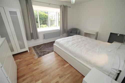 En eller flere senge i et værelse på 2 Bed in Llanmadoc oc-hh2110