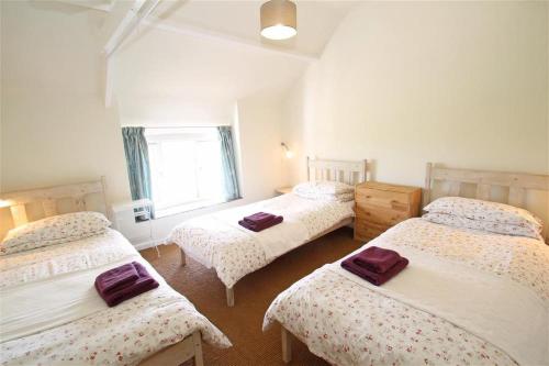 En eller flere senge i et værelse på 3 Bed in Gower oc-hh48