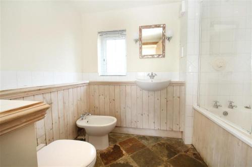 Et badeværelse på 3 Bed in Gower oc-hh48
