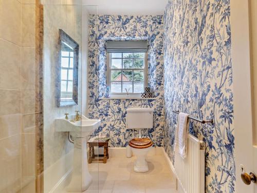 een badkamer met toilet en wastafel bij 5 Bed in Fitzhead 95570 in Fitzhead