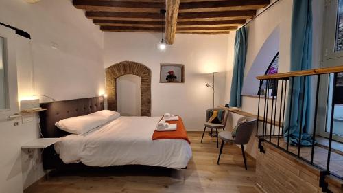 een slaapkamer met een bed, een tafel en stoelen bij La Casetta di Cri in Todi