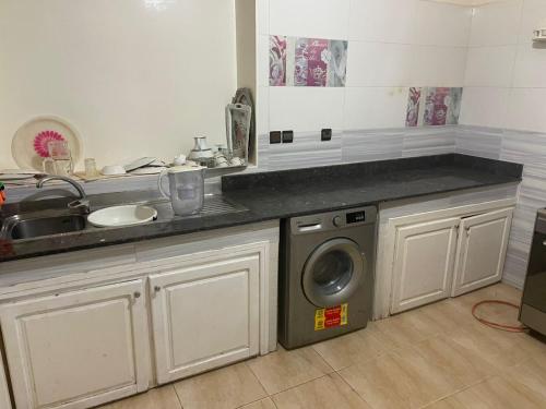 Kuchyň nebo kuchyňský kout v ubytování Large Villa Pool And Garden on 5200 m