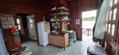 een keuken met een koelkast en een tafel in een kamer bij Casa Flutuante em Manaus - Amazonas in Manaus