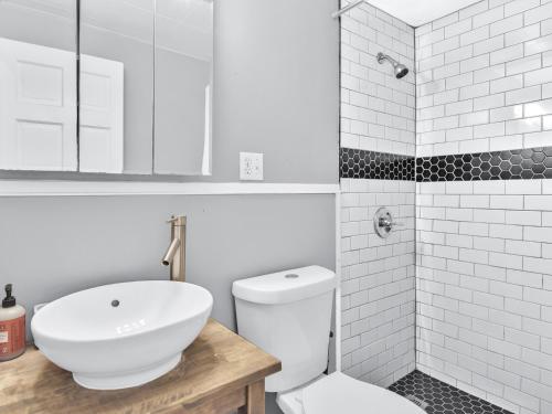 een witte badkamer met een wastafel en een toilet bij World Cup Apartment Flat 10 to 14 Nights Premier Arena Location in Atlanta