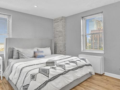een slaapkamer met een groot bed en twee ramen bij World Cup Apartment Flat 10 to 14 Nights Premier Arena Location in Atlanta
