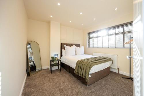 Giường trong phòng chung tại Calgary Residence