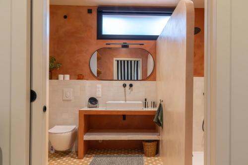 ein Badezimmer mit Waschbecken und Spiegel in der Unterkunft Villa Les Restanques in Aix-en-Provence