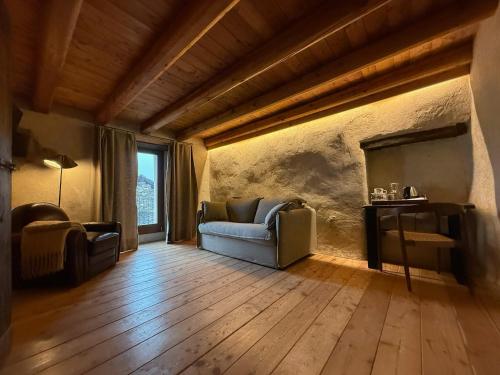 a living room with a couch and a fireplace at Mansio 1695 Chambres d'hôtes in Pont-Saint-Martin