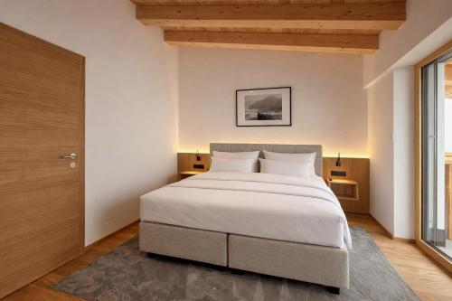 En eller flere senge i et værelse på BERGBLICK Penthouse - AlpenLuxus Collection