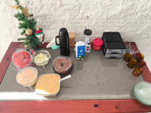 een tafel met daarop eten bij Ouro branco Mossoró RN in Mossoró