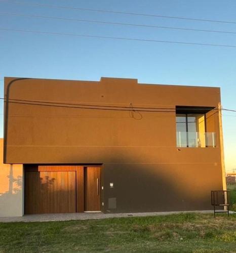 un bâtiment avec une porte sur son côté dans l'établissement Dúplex con Garage Esperanza, à Esperanza