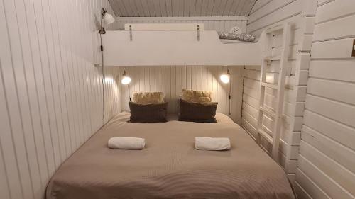 En eller flere senge i et værelse på Swedish log house at Kvarnviks Gård