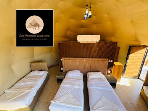 Een bed of bedden in een kamer bij Rum Dreamland luxury camp