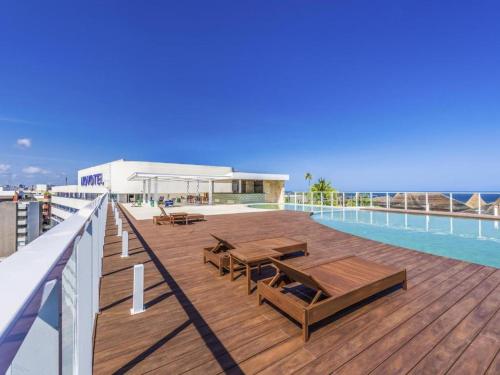 een terras met tafels en stoelen op het dak van een gebouw bij Hotel Camarote Salvador in Salvador