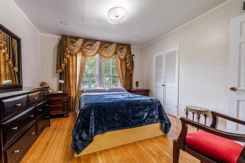 a bedroom with a large bed and a window at Beautiful Location By The Beach in Los Angeles
