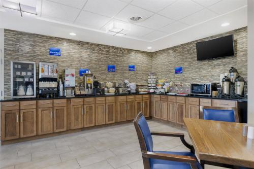 una caffetteria con mobili in legno e una TV di Best Western North Bryant Inn a San Angelo
