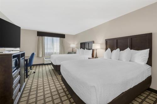 En eller flere senge i et værelse på Best Western North Bryant Inn