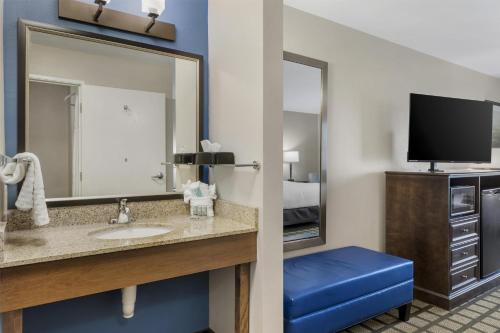 Et tv og/eller underholdning på Best Western North Bryant Inn