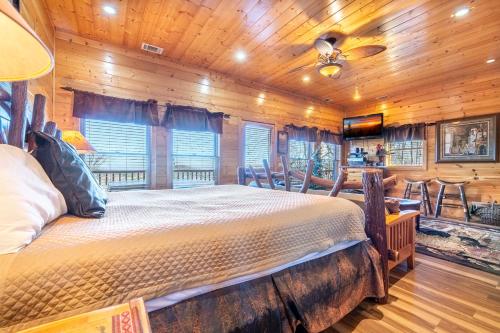 una camera da letto con un letto in una stanza di legno di Mountain Getaway 2 By Avada Properties a Sevierville
