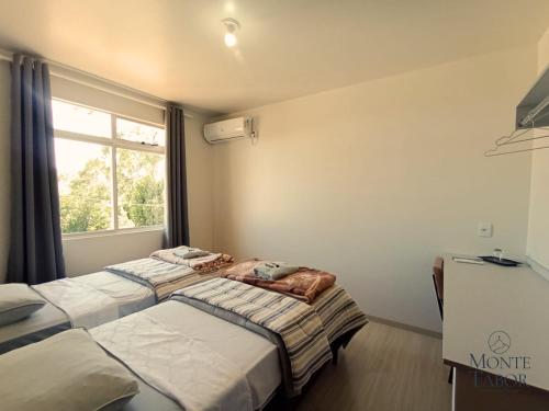 En eller flere senge i et værelse på Pousada & Hospedaria Monte Tabor