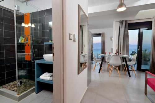 een badkamer met een douche en een eetkamer bij Seacret Apartments in Selianitika