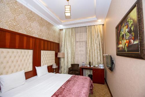 Clover Hotel tesisinde bir televizyon ve/veya eğlence merkezi