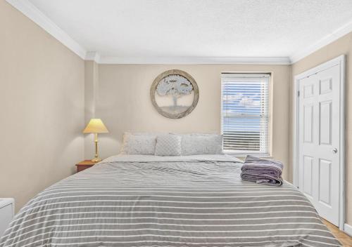 En eller flere senge i et værelse på World Cup Traveler Package Flat Rate Arena Footsteps Away