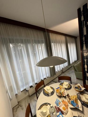 ein Esszimmer mit einem Tisch und Teller mit Lebensmitteln in der Unterkunft La Grande Casa di Malpensa - B&B in Gallarate