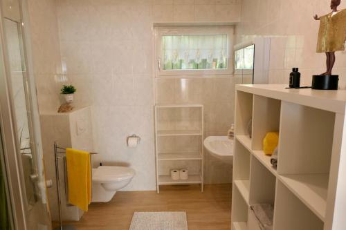Et badeværelse på Frisch renovierte Privatunterkunft in Kulmbach