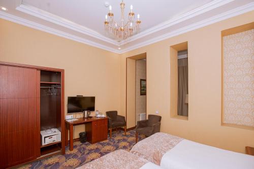 TV a/nebo společenská místnost v ubytování Clover Hotel