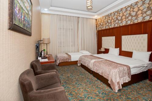 เตียงในห้องที่ Clover Hotel