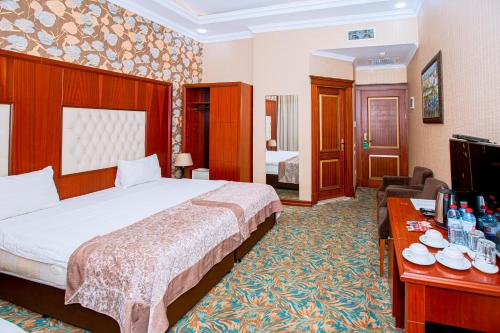 Ένα ή περισσότερα κρεβάτια σε δωμάτιο στο Clover Hotel