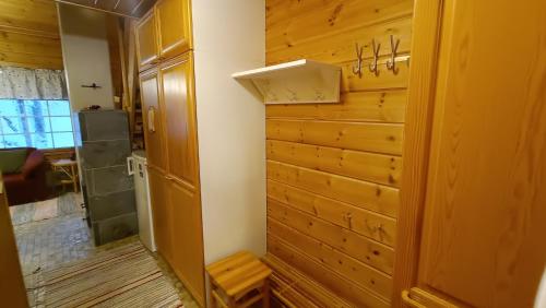 bagno con doccia e parete in legno di Ylläs Nilikammi a Ylläsjärvi