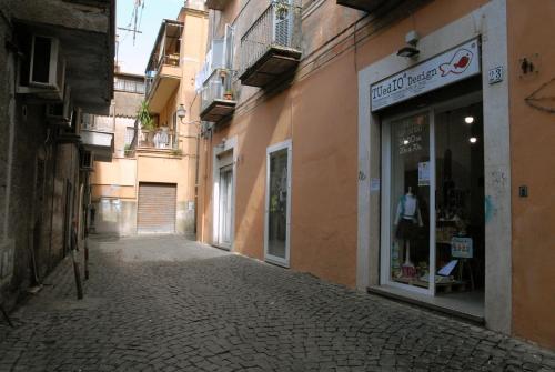 an empty street with a shop on the side of a building at Loft 17 in Albano Laziale