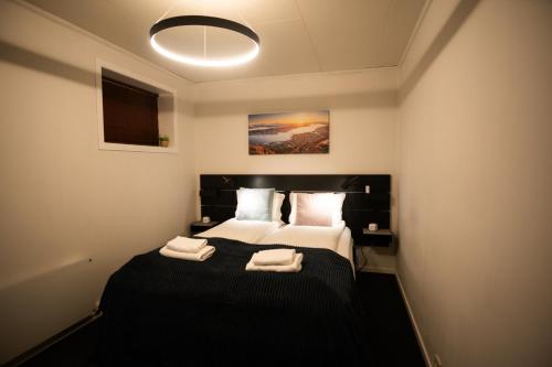 En eller flere senge i et værelse på Cozy and central among locals