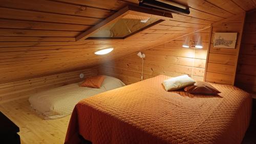 una camera con 2 letti in legno di Ylläs Nilikammi a Ylläsjärvi