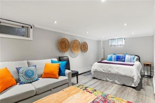 un soggiorno con un divano e un letto di Canandaigua Lake Overlook a Canandaigua