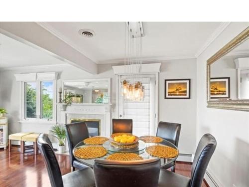 una sala da pranzo con tavolo e sedie di Canandaigua Lake Overlook a Canandaigua